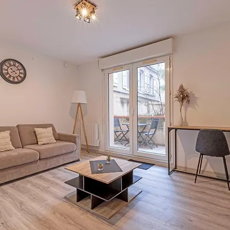 Bright Studio Located In The Center Of Apartment *